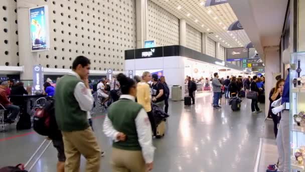 Emberek Ülnek Sétálnak Nemzetközi Mexikói Benito Juarez Repülőtéren Távozási Terület — Stock videók