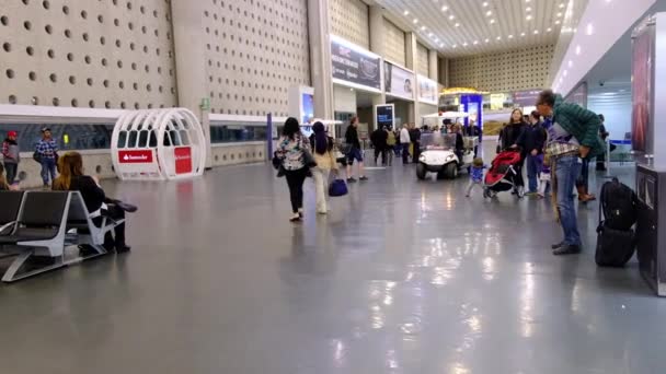 在国际墨西哥Benito Juarez机场四处走走的人 离港区 免税店及车辆 — 图库视频影像