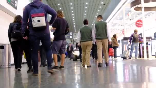 Άνθρωποι Περπατούν Στο Διεθνές Αεροδρόμιο Μπενίτο Χουάρεζ Του Μεξικού Περιοχή — Αρχείο Βίντεο