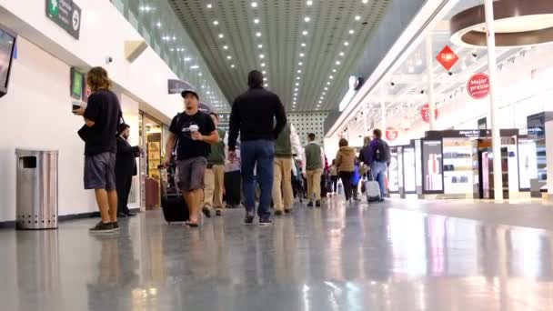 在国际墨西哥Benito Juarez机场四处走走的人 离境区 免税店 — 图库视频影像