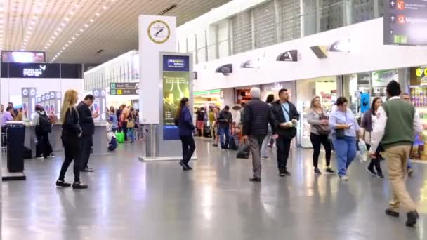 Άνθρωποι Περιμένουν Στο Διεθνές Αεροδρόμιο Μπενίτο Χουάρεζ Περιοχή Αναχώρησης 4Ια — Αρχείο Βίντεο