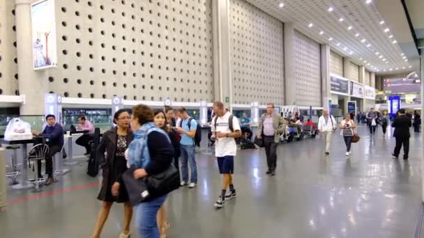Люди Ходять Всьому Світу Міжнародному Аеропорту Беніто Хуарес Податкова Зона — стокове відео