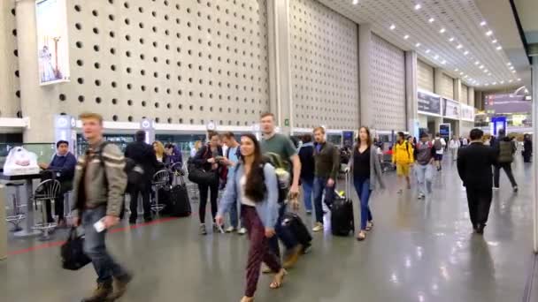 사람들은 멕시코 후아레즈 공항에서 걸어다니고 판매는 무료이며 판매는 무료이다 — 비디오