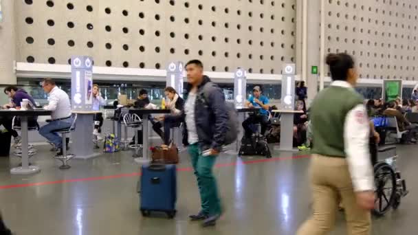 在国际墨西哥Benito Juarez机场四处走走的人 离店区及免税店收费电话 — 图库视频影像