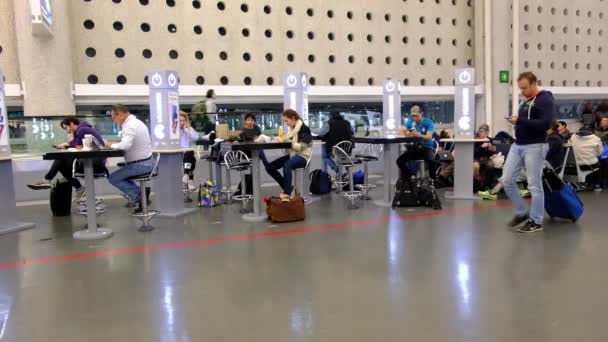 Personnes Promenant Dans Aéroport International Benito Juarez Mexique Zone Départ — Video