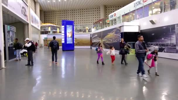 Människor Vandrar Runt Internationella Mexiko Benito Juarez Flygplats Avgångsområde Och — Stockvideo