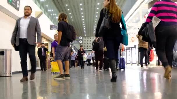 Άνθρωποι Περπατούν Στο Διεθνές Αεροδρόμιο Μπενίτο Χουάρεζ Του Μεξικού Περιοχή — Αρχείο Βίντεο