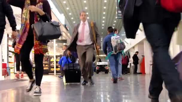 Emberek Járkálnak Nemzetközi Mexikói Benito Juarez Repülőtéren Távozási Terület Adómentes — Stock videók