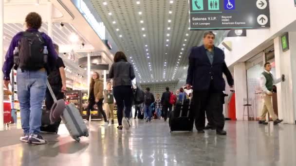 在国际墨西哥Benito Juarez机场四处走走的人 离境区 免税店 — 图库视频影像