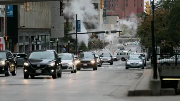 巴尔的摩市大街的日常交通和背景蒸汽管道 马里兰州 — 图库视频影像