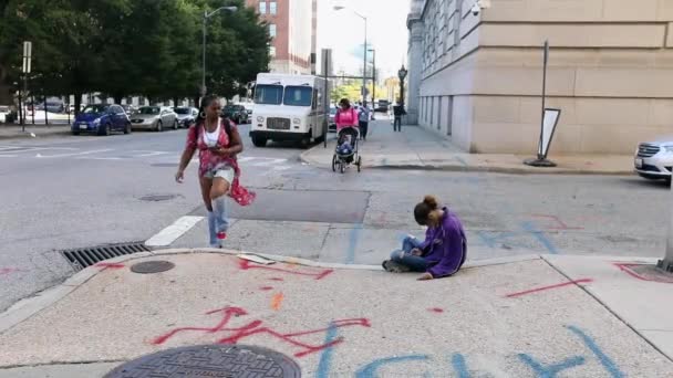 Наркоманія Жінки Яка Сидить Землі Балтиморі Меріленд — стокове відео