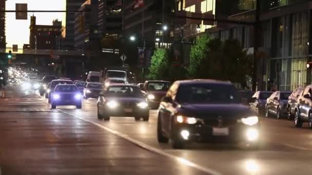 Βραδινή Κίνηση Στη Βαλτιμόρη Άνθρωποι Και Οχήματα Στο Παρασκήνιο Πολιτεία — Αρχείο Βίντεο