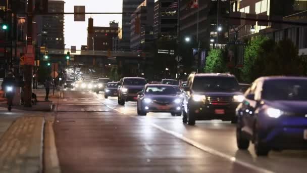 巴尔的摩的夜间交通 背景中的诗和车辆 马里兰州 — 图库视频影像