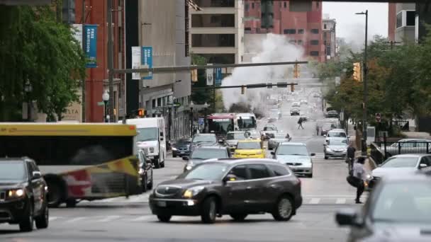 Трафик Улицах Балтимор Сити Стейм Пайпс Автобусы Общественного Транспорта Заднем — стоковое видео