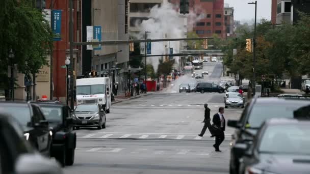 Tráfico Baltimore City Street Steam Pipes Segundo Plano Gente Cruzando — Vídeos de Stock