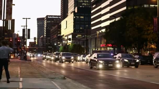 巴尔的摩的夜间交通 背景中的人和车辆 马里兰州 — 图库视频影像