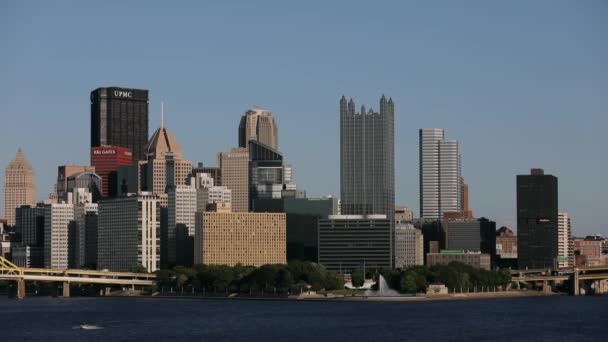 Bölgesiyle Pittsburgh Şehri Arka Plandaki Point State Park Çeşmesi — Stok video