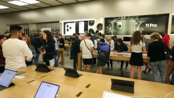 Apple Store Στη Φιλαδέλφεια Τους Ανθρώπους Που Εξετάζουν Προϊόντα Της — Αρχείο Βίντεο