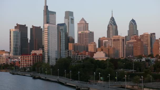以摩天大楼和河流为背景的美丽的费城城市景观 宾夕法尼亚 — 图库视频影像