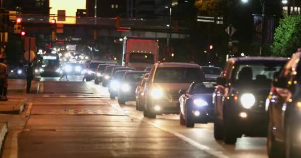 巴尔的摩的夜间交通 背景中的人和车辆 马里兰州 — 图库视频影像