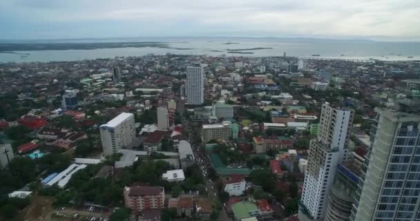 宿务市的城市景观与摩天大楼和当地建筑 菲律宾 菲律宾省位于中比萨扬群岛 无人机4K — 图库视频影像