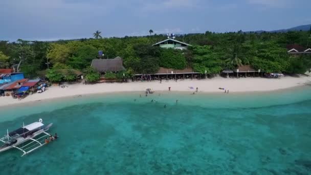 White Beach Moalboal Cebú Filipinas Hermoso Paisaje Con Costa Gente — Vídeo de stock
