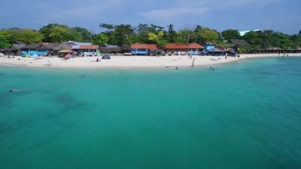 Белый Пляж Moalboal Себу Филиппины Ландшафт Морем Людьми Заднем Плане — стоковое видео