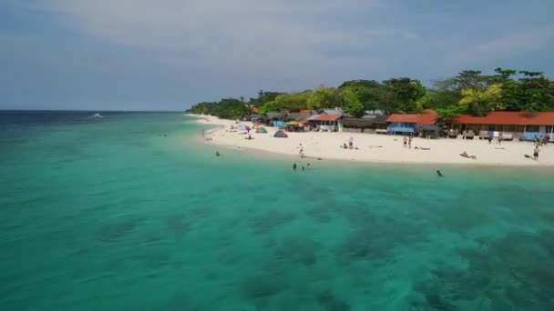 Белый Пляж Moalboal Себу Филиппины Ландшафт Морем Людьми Заднем Плане — стоковое видео