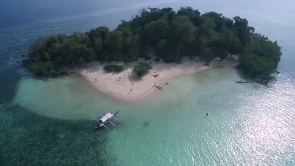 Cycビーチでコロン パラワン フィリピン コーン ユース クラブ ビーチ 海を背景に 観光客のためのツアーA ドローン — ストック動画