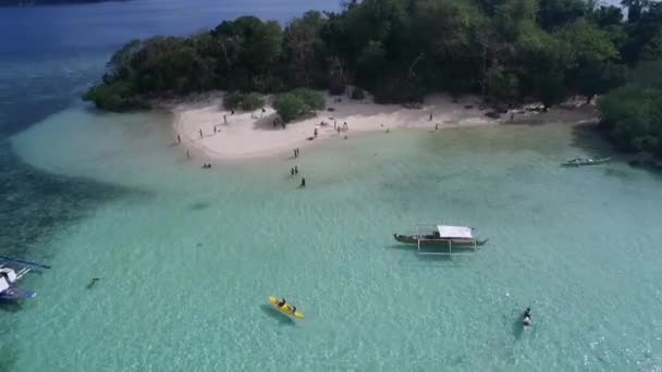 Cycビーチでコロン パラワン フィリピン コーン ユース クラブ ビーチ 海を背景に 観光客のためのツアーA ドローン — ストック動画