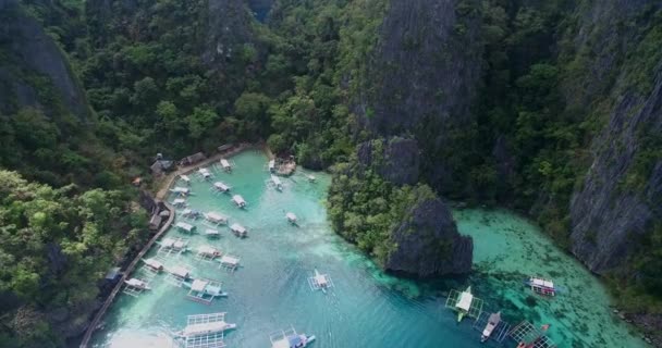 加扬湖观景台 菲律宾巴拉旺科隆的游客中非常受欢迎的地方 很多船在等游客 4K无人机 — 图库视频影像