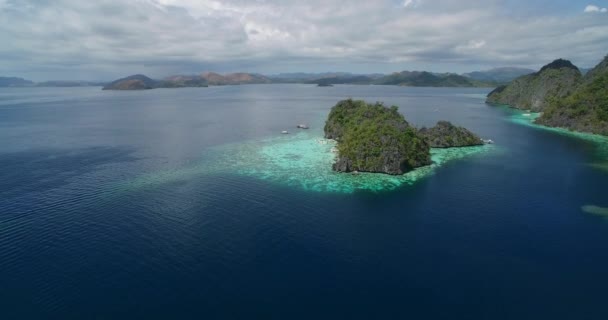 菲律宾巴拉旺Coron的Malwawey珊瑚花园 背景中的景观与岛屿 游客中非常受欢迎的地方 观光客 4K无人机 — 图库视频影像