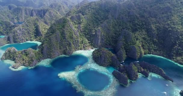 位于菲律宾巴拉旺科隆旅游胜地的双湖 背景中的景观与岛屿 4K无人机 — 图库视频影像