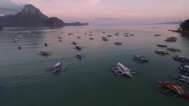 ビーチとボートでパラワン フィリピン 朝のビーチと背景の海 観光客の間で非常に人気のある観光地 ドローン — ストック動画