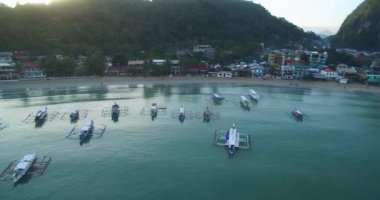 Filipinler, Palawan 'daki El Nido Plajı. Arka planda Morning Beach ve Seascape. Turistler arasında çok popüler bir gezi yeri. 4k Drone