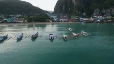 Filipinler, Palawan 'daki El Nido Sahili ve Tekneleri. Arka planda Morning Beach ve Seascape. Turistler arasında çok popüler bir gezi yeri. İHA