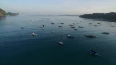 Filipinler, Palawan 'daki El Nido Sahili ve Tekneleri. Arka planda Morning Beach ve Seascape. Turistler arasında çok popüler bir gezi yeri. İHA