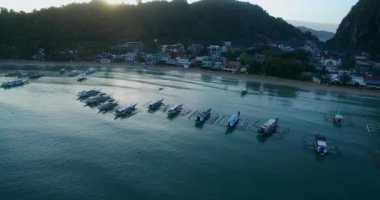 Filipinler, Palawan 'daki El Nido Plajı. Arka planda Morning Beach ve Seascape. Turistler arasında çok popüler bir gezi yeri. 4k Drone
