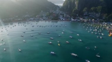 Filipinler, Palawan 'daki El Nido Sahili ve Tekneleri. Arka planda Morning Beach ve Seascape. Turistler arasında çok popüler bir gezi yeri. İHA