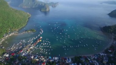 Filipinler, Palawan 'daki El Nido Sahili ve Tekneleri. Arka planda Morning Beach ve Seascape. Turistler arasında çok popüler bir gezi yeri. İHA