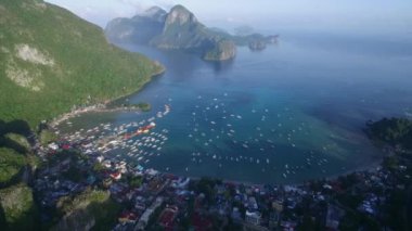 Filipinler, Palawan 'daki El Nido Sahili ve Tekneleri. Arka planda Morning Beach ve Seascape. Turistler arasında çok popüler bir gezi yeri. İHA