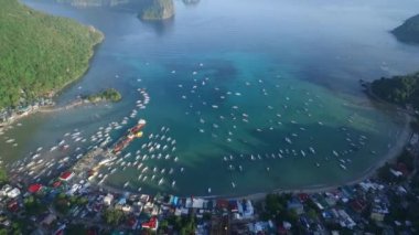 Filipinler, Palawan 'daki El Nido Sahili ve Tekneleri. Arka planda Morning Beach ve Seascape. Turistler arasında çok popüler bir gezi yeri. İHA