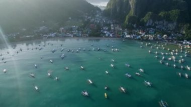 Filipinler, Palawan 'daki El Nido Sahili ve Tekneleri. Arka planda Morning Beach ve Seascape. Turistler arasında çok popüler bir gezi yeri. İHA