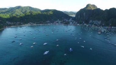 Filipinler, Palawan 'daki El Nido Sahili ve Tekneleri. Arka planda Morning Beach ve Seascape. Turistler arasında çok popüler bir gezi yeri. İHA