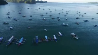 Filipinler, Palawan 'daki El Nido Sahili ve Tekneleri. Arka planda Morning Beach ve Seascape. Turistler arasında çok popüler bir gezi yeri. İHA