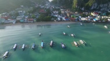 Filipinler, Palawan 'daki El Nido Sahili ve Tekneleri. Arka planda Morning Beach ve Seascape. Turistler arasında çok popüler bir gezi yeri. İHA