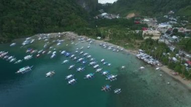 Filipinler, Palawan 'da El Nido. Arka planda Sahili ve Deniz Burnu olan şehir manzarası. Turistler arasında çok popüler bir gezi yeri. İHA