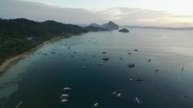 Filipinler, Palawan 'da El Nido. Arka planda Sahili ve Deniz Burnu olan şehir manzarası. Turistler arasında çok popüler bir gezi yeri. İHA