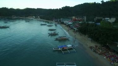 Filipinler, Palawan 'daki El Nido Sahili ve Tekneleri. Arka planda Morning Beach ve Seascape. Turistler arasında çok popüler bir gezi yeri. İHA
