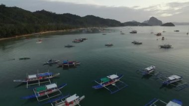 Filipinler, Palawan 'da El Nido. Arka planda Sahili ve Deniz Burnu olan şehir manzarası. Turistler arasında çok popüler bir gezi yeri. İHA